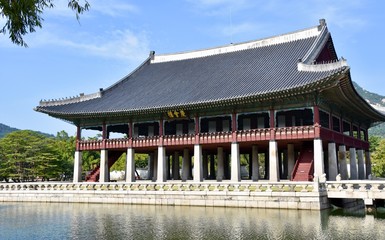 Fototapeta premium Gyeonghoeru Pavilion, Slight Side-Angle, Gyeongbokgung Palace, Seoul, S. Korea