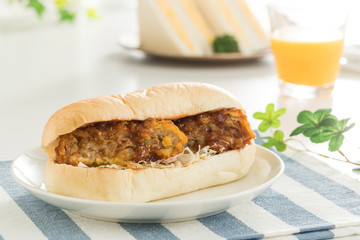 サクサクジューシー！キャベツメンチのコッペパンサンド