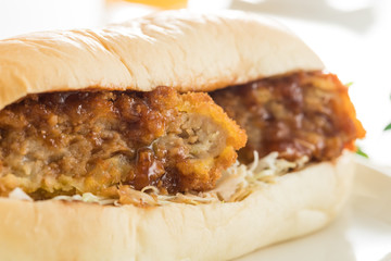 サクサクジューシー！キャベツメンチのコッペパンサンド