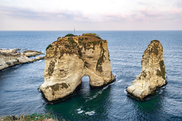 Fototapeta premium Rawsha (Raouché) Rock na Morzu Śródziemnym, Bejrut, Liban