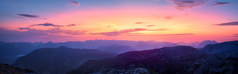 Panorama Aufnahme  der Morgenstimmung in den Österreichischen Alpen  