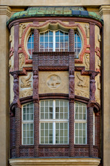 Aufwändiger Fassadenschmuck mit mythologischen Figuren an der Rückseite des denkmalgeschützten...