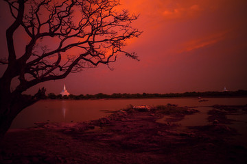 Zachód słońca nad jeziorem, Anuradhapura - Sri Lanka.