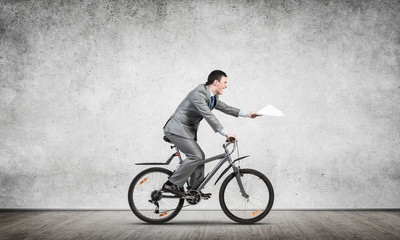 Obraz premium Businessman with paper documents in hand