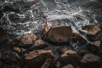 rocas sobre el mar mediterraneo