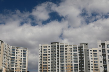 Fototapeta premium 아파트와 하늘