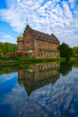 Fototapeta na wymiar Hauptgebäude eines Wasserschlosses in Gladbeck Wittringen