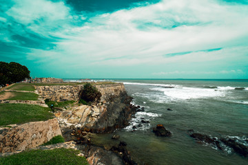 Ocean, błękitne niebo oraz skały. © insomniafoto