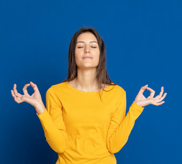 Brunette young woman wearing a yellow T-shirt