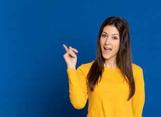 Brunette young woman wearing a yellow T-shirt