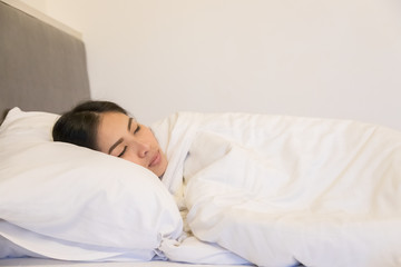 Obraz na płótnie Canvas Beautiful woman sleeping on white pillow