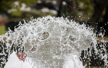 高速シャッターで撮った噴水の水滴