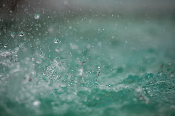 高速シャッターで撮った噴水の水滴