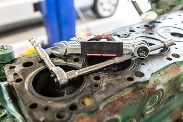 エンジンの整備・修理でシリンダーヘッドを分解
