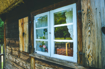 Okno wiejskiej chaty.