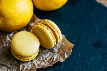Deux macarons au citron sur une ardoise