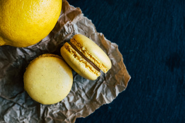 Deux macarons au citron sur une ardoise