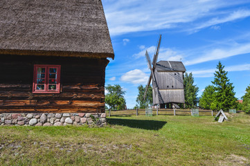 Krajobraz wiejski. Skansen, Zagroda wiejska z wiatrakiem.