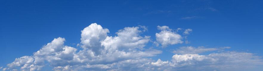 Wolkenlandschaft Panorama - weiße Wolken am blauen Himmel