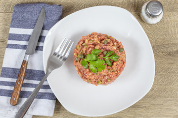 steak tartare de boeuf préparée dans une assiette