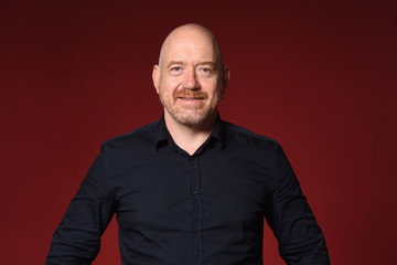 Obraz premium łysy mężczyzna uśmiecha się na czerwonym tle