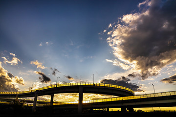 青空と頑丈な高架橋