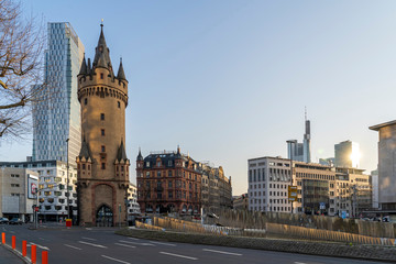 Straßenkreuzung mit spätmittelalterlichem Stadttor und Skyline – Eschenheimer Turm Frankfurt Innenstandt