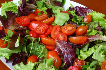 tomates cherry con ensalada