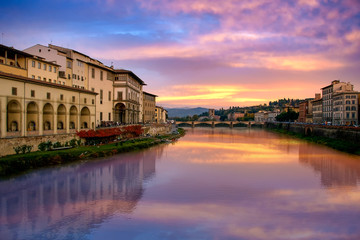 Obraz premium Río Arno a su paso por la ciudad de Florencia, Italia 