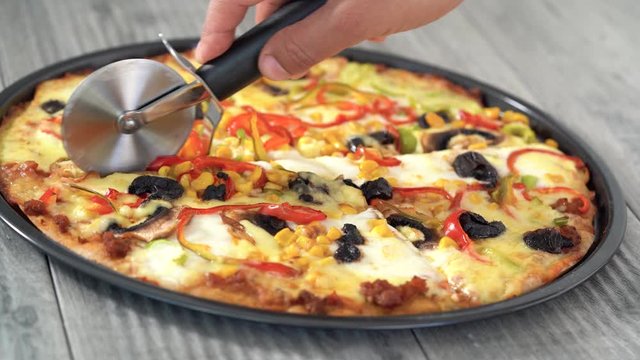 Vegetarian Pizza is Being Servis, Cutting Hot Pizza, Close up pizza details1