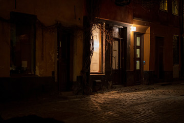 Casco histórico de Estocolmo de noche. Puerta número tres.