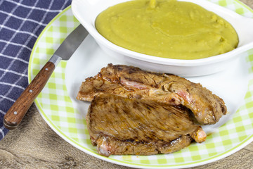 steak de boeuf grillé et purée pois cassés