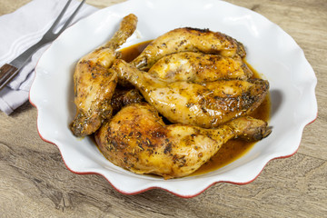 cuisses de poulet rôti dans un plat