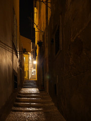 Nachts in den Straßen und Gassen von Lissabon