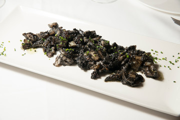 Sepia de playa sucia con su tinta