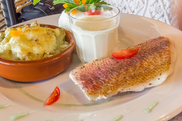 Dos de rouget et gratin