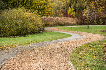 Geschwungener Weg in herbstlicher Park-Landschaft im Markwasen in Reutlingen