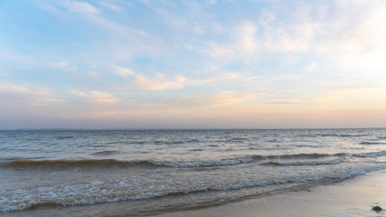 Obraz premium sunset on the sea. view from the shore