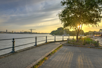 quai au bord d'un fleuve près de la ville de Nantes en France au lever du jour