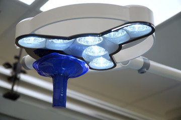 OP-Lampe in Operationssaal, Notaufnahme oder Schockraum im Krankenhaus oder Klinik