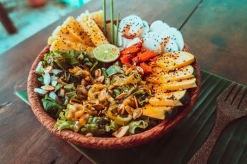 Wegatariański bowl, sałatka tropikalna pełna warzyw.