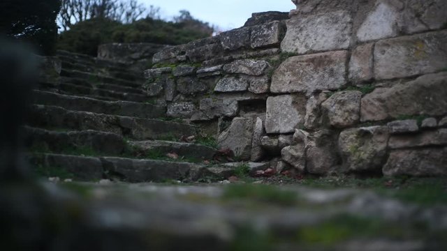 Viel escalier en pierre en travelling