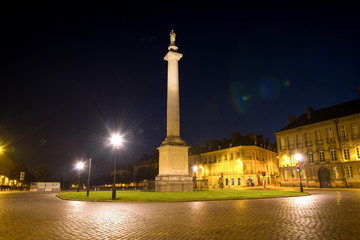 colonne de louis XVI au milieu de la nuit avec couleur d'or