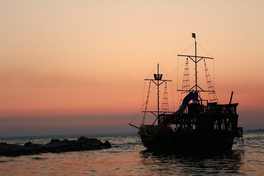 boat at sunset © Юлия Лазаренко