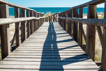camino de madera para acceder a la playa