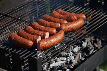 Zarumienione kiełbaski piekące się na grillu  © Marek Szymski