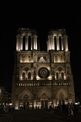 Fototapeta na wymiar <Notre Dame bei Nacht
