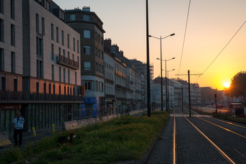 Fototapeta na wymiar premier rayon du soleil sur les rail de tramway dans le centre de ville de Nantes