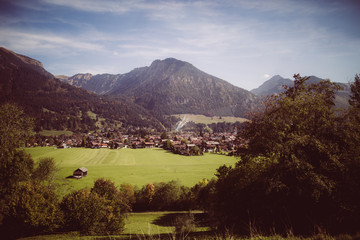 Bergdorf mit grünen Wiesen