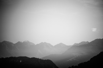 Berglandschaft in schwarz-weiß